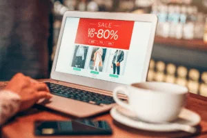 Una tienda en el Marketplace, es una tienda o e-commerce con carrito de compras, pasarela de pagos integrada y herramientas de atención y soporte a consumidores y usuarios.