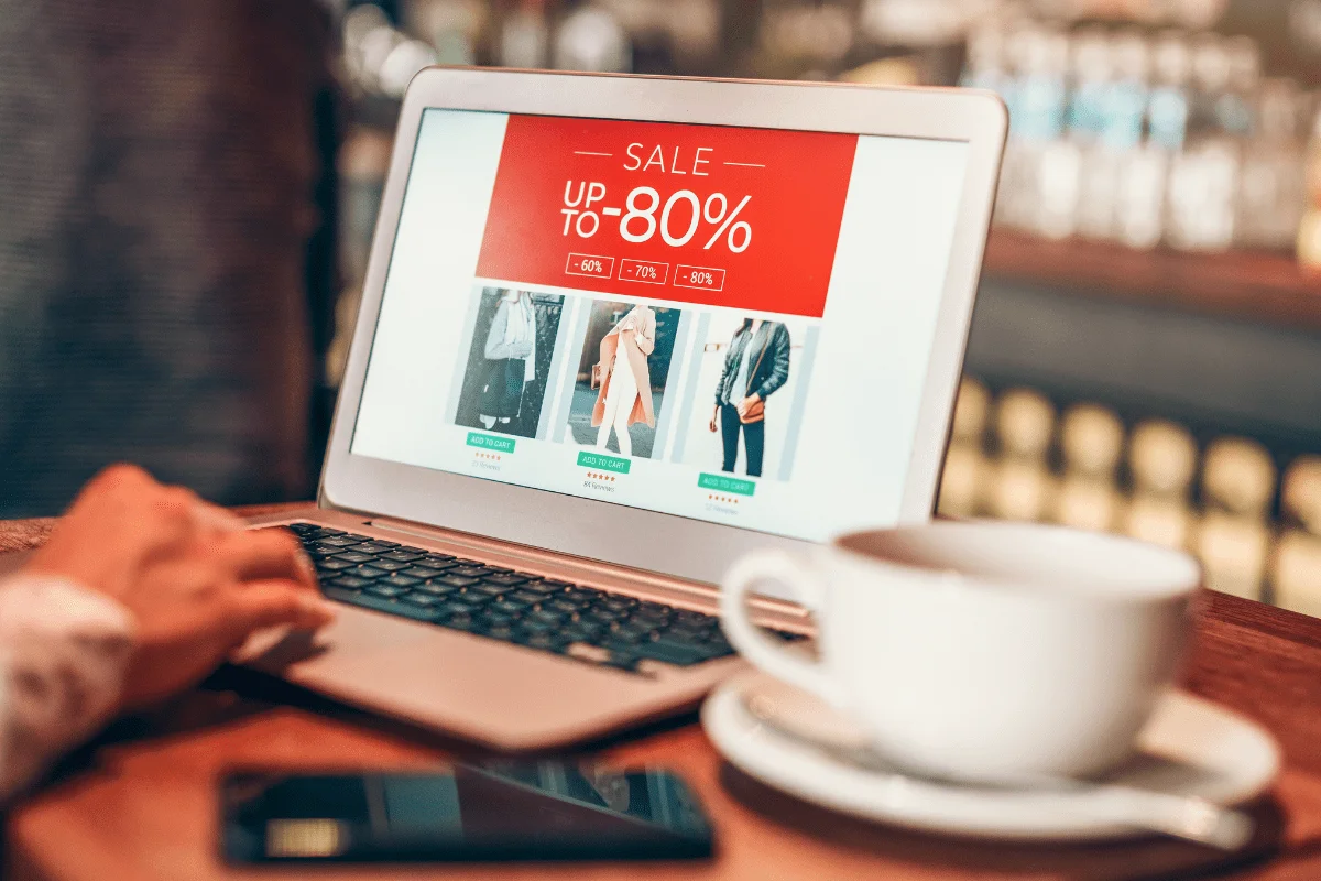 Una tienda en el Marketplace, es una tienda o e-commerce con carrito de compras, pasarela de pagos integrada y herramientas de atención y soporte a consumidores y usuarios.